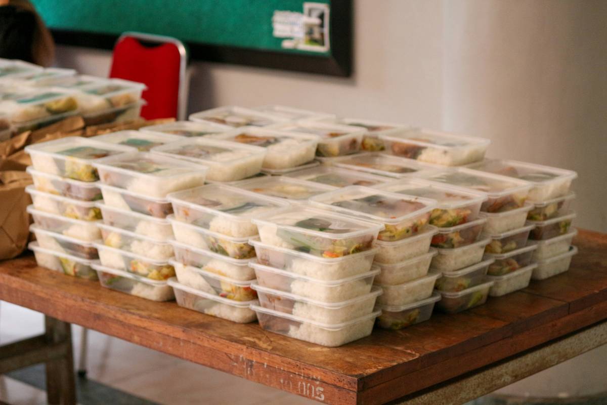 Bar chart showing 68% of dieters quit meal planning within 2 weeks due to rigidity, time demands, and unrealistic recipes