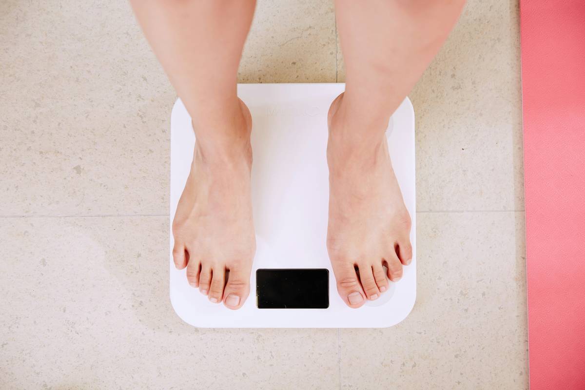 Chart comparing sustainable weight loss (1-2 lbs/week) vs crash dieting showing initial drop followed by rebound gain