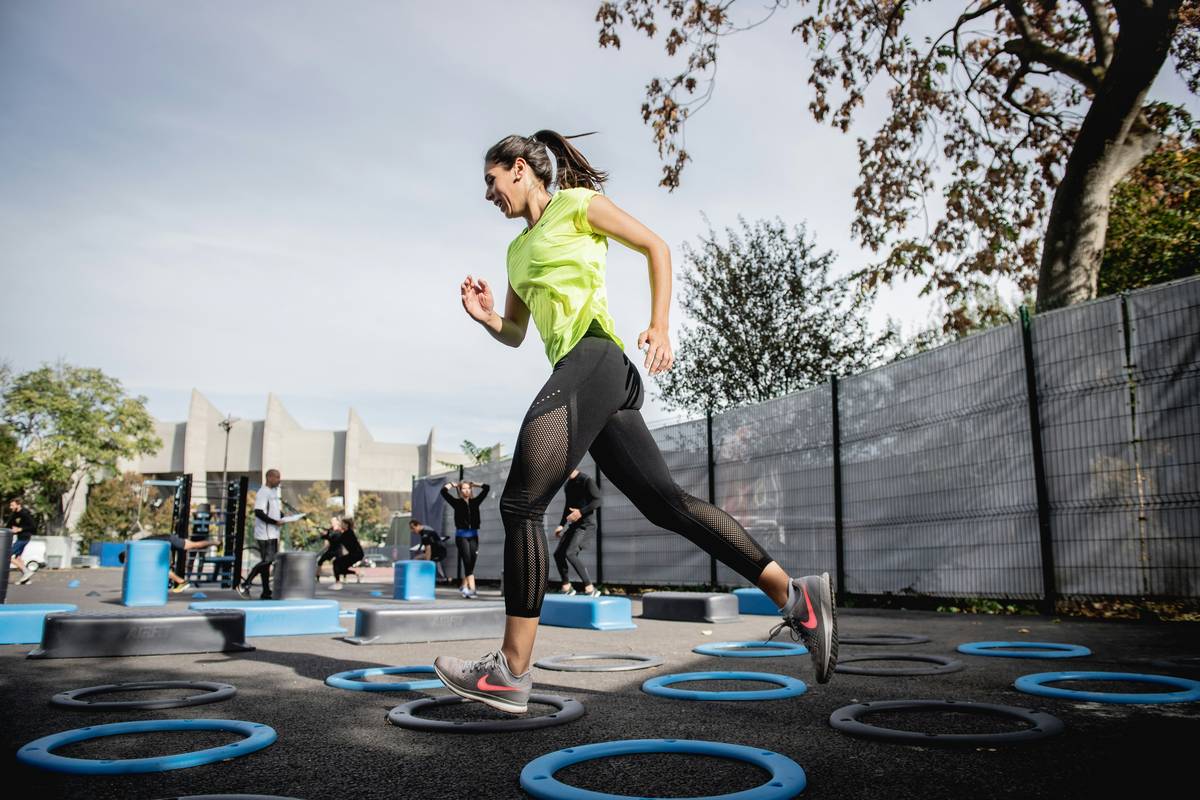 exercises for weight loss showing a woman performing squats with dumbbells in a home gym